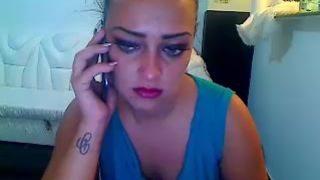 ce sa i spuna mamei sale : ca este broker sau diva  ?