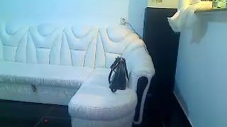 ce sa i spuna mamei sale : ca este broker sau diva  ?