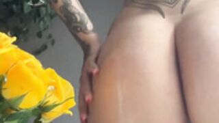 Lowelleffy - cream on her booty
