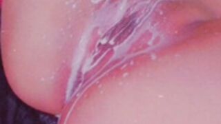 Pamu Gott tirandose leche en la concha