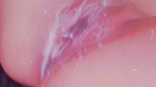 Pamu Gott tirandose leche en la concha