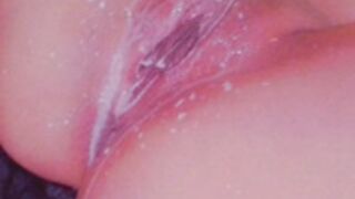 Pamu Gott tirandose leche en la concha