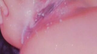 Pamu Gott tirandose leche en la concha