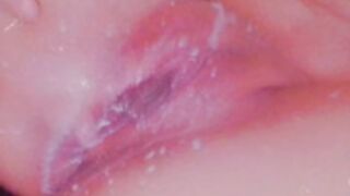 Pamu Gott tirandose leche en la concha