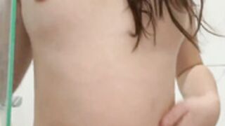 dudsmaionese plays with her vagina in the shower