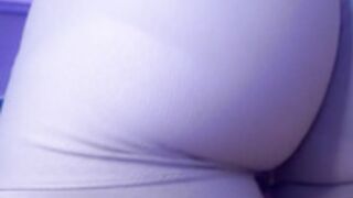 Angelmelly twerks and squats for us