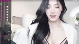 uuxiaocai 01/7/2024 why is she crying