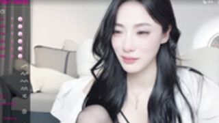 uuxiaocai 01/7/2024 why is she crying