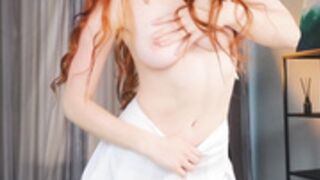 lynnalltop show  Topless (short video)