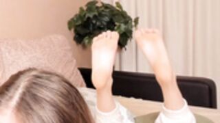 aliisonfox pose soles feet show