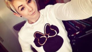 Lydia Untreue junge MILF besorgt es sich