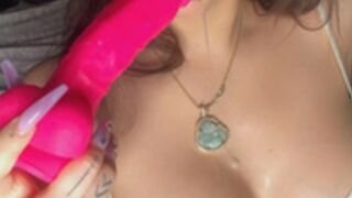 Lindsy Kristina fucks herself