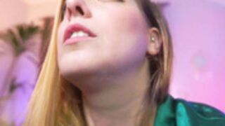 Camslut juicysqueeze strips and dances naked