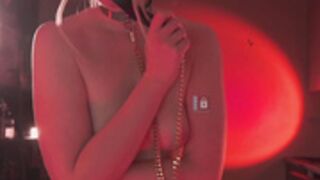 Bronnica wearing collar and rope