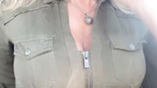 Kelly cums in the car