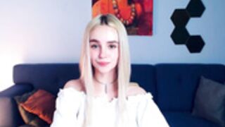 Davina 220325 0430 CloseUpPussy&DoggyPoseFlashes