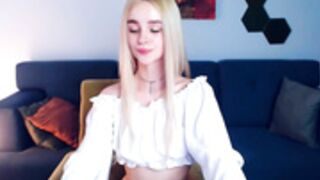Davina 220325 0515 CloseUpPussy&DoggyPoseFlashes