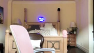 Itsjadebri Flashes Tits, Strokes Dildo & Eats A Burger