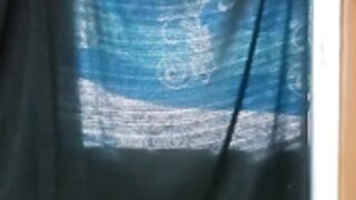 Joven desnudándose en directo.