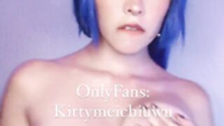 Kittymeichi jugando con sus tetas