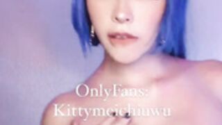 Kittymeichi jugando con sus tetas