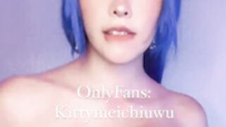 Kittymeichi jugando con sus tetas