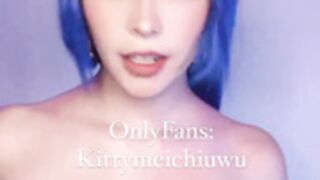 Kittymeichi jugando con sus tetas