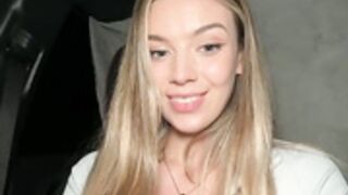 HopeHeaven masturbates outside