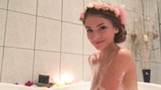 Fressia DoggystyleFingering-Bathroom2