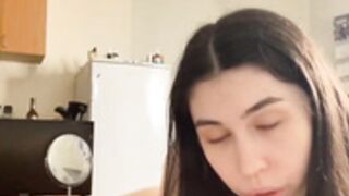 Branquinha mostrando os pés (eu que gravei)