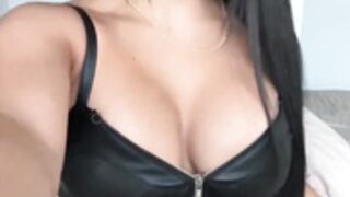 Steffy Moreno masturbating