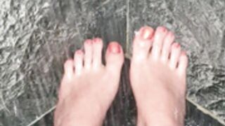 feet and toes showering