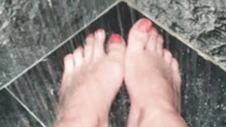 feet and toes showering