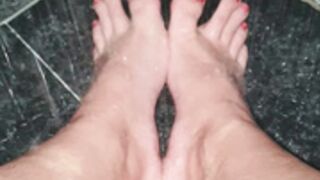 feet and toes showering