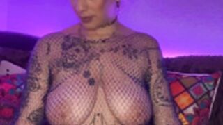 Maginfique chachou0000 et ses gros seins