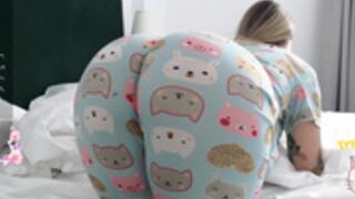 Kimmie_ shaking ass in pajamas