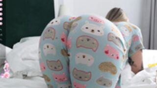 Kimmie_ shaking ass in pajamas