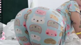 Kimmie_ shaking ass in pajamas