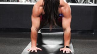 Insanely strong girl pushups