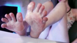 uindi spit on feet