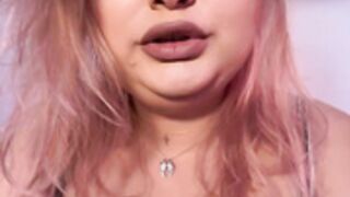 Beautiful Allysonk shows her big tits