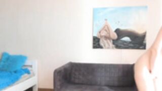 Angeellina Naked Pillow Riding Shows off Her Ass