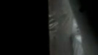 espiandola por la ventana