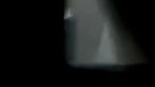 espiandola por la ventana