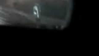 espiandola por la ventana