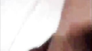 Morena masturbándose con escoba