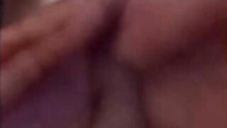 Morena masturbándose con escoba