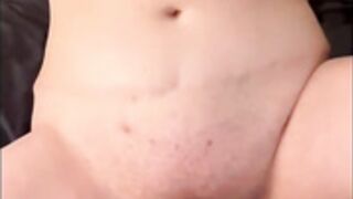 Gordita masturbada en sillón anal