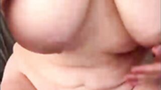 Gordita masturbada en sillón anal