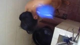 La Empleada Banandose en el patio